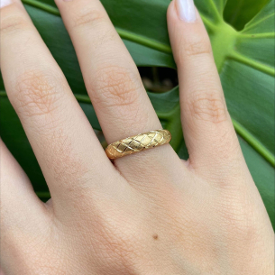 Anel 1 Aparador com Detalhe Diamantado Modelo Banana Ouro 18k