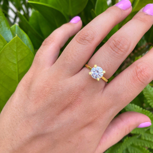 Anel Solitário Liso com 4 Garras e Zircônia 8mm Ouro 18k