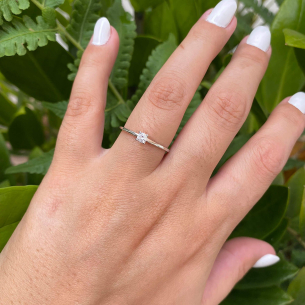 Anel Solitário 4 garras com Diamante Natural Ouro Branco 18k