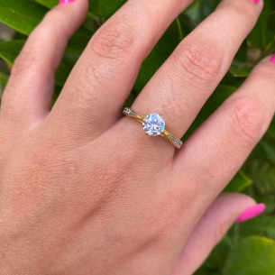 Anel Solitário com Zircônia 6mm e Pedras no Aro Ouro 18k
