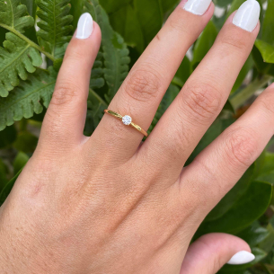 Anel Solitário com Diamante Natural Detalhe Vazado Ouro 18k