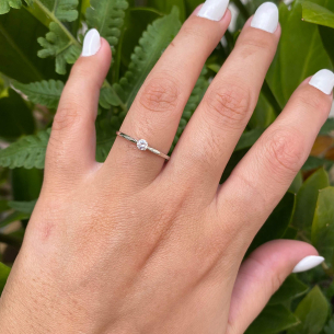 Anel Solitário com Diamante Natural Detalhe Vazado Ouro Branco 18k