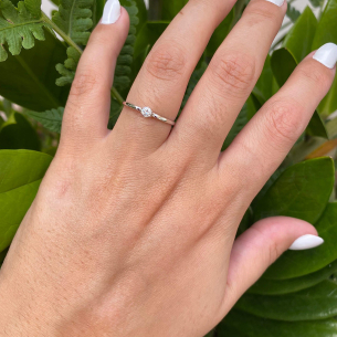 Anel Solitário com Diamante Natural Aro Trabalhado Ouro Branco 18k