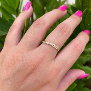 Anel Meia Aliança Entrelaçado com Dezoito Pedras de Zircônia Ouro 18k