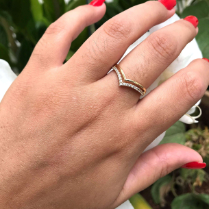 Anel V com Dois Aros e Pedras de Zircônia Ouro 18k