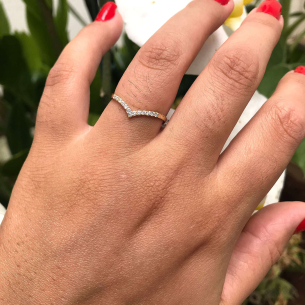 Anel V Cravejado de Zircônia Ouro 18k