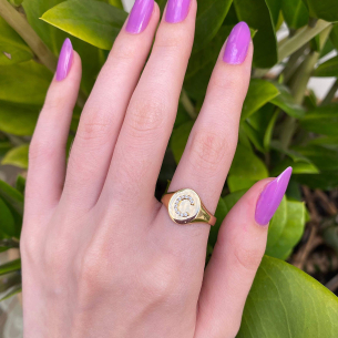 Anel Chancela Oval e Letra C Ouro 18k