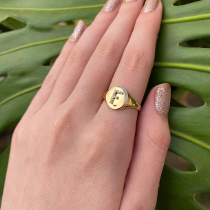 Anel Chancela Oval e Letra Cravejada Grande Ouro 18k