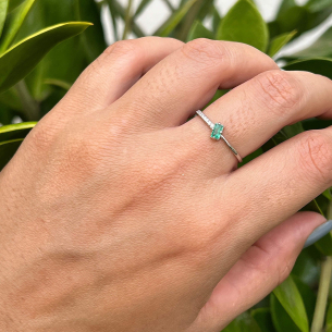Anel Pedra Baguete Esmeralda e Diamantes Ouro Branco 18k