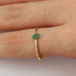 Anel Bicolor Pedra Baguete Esmeralda e Diamantes Ouro 18k