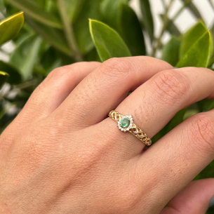 Anel Trançado Gota Com Esmeralda e Diamantes Ouro 18k
