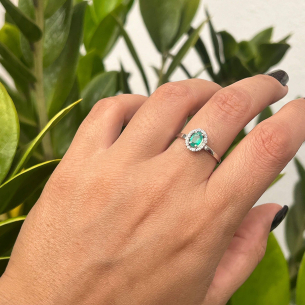 Anel Pedra Oval Com Esmeralda e Diamantes Ouro Branco 18k