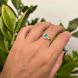 Anel Pedra Oval Com Esmeralda e Diamantes Ouro 18k