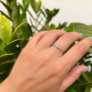 Anel Fileira de Pedras e Baguete Esmeralda e Diamantes Ouro Branco 18k