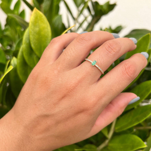 Anel Fileira de Pedras e Baguete Esmeralda e Diamantes Ouro 18k