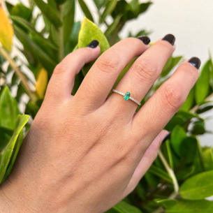 Anel Aro Fileira De Pedras Com Esmeralda e Diamantes Ouro 18k