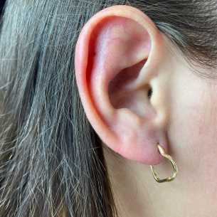 Brinco Argola Coração Torcido 1.8 cm Ouro 18k