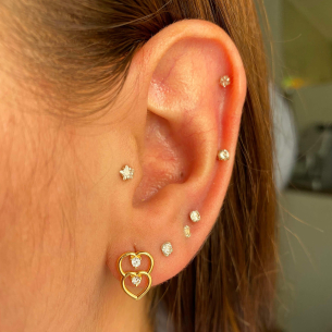 Brinco Dois Corações com Zircônia Ouro 18k