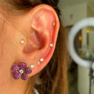 Brinco Flor com Zircônias Vermelhas e Ródio Negro Ouro 18k