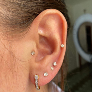 Brinco Oval com Dezesseis Pedras Ouro 18k
