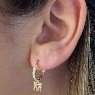 Brinco Argola Cravejada com Letra M Ouro 18k