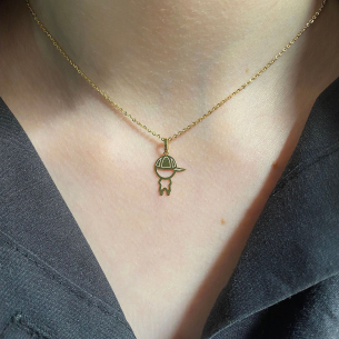 Pingente Menino com Boné Detalhado Ouro 18k