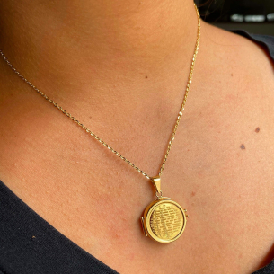 Pingente Relicário Redondo Gravado Pai Nosso Ouro 18k
