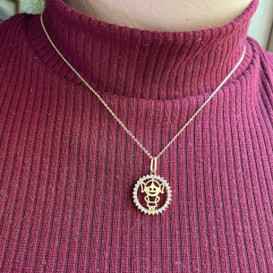 Pingente Menina Redondo Cravejado Ouro 18k