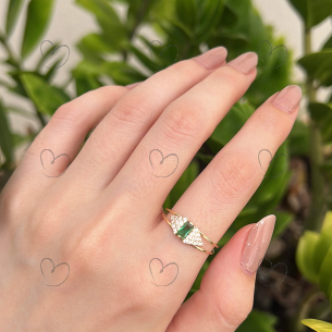 Anel Formatura Baguete Triângulo Lateral Verde Ouro 18k