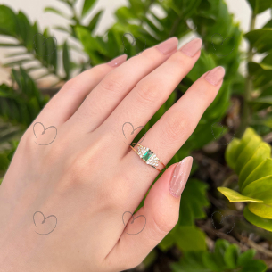 Anel Formatura Baguete Triângulo Lateral Verde Ouro 18k