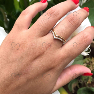Anel V com Dois Aros e Pedras de Zircônia Ouro 18k