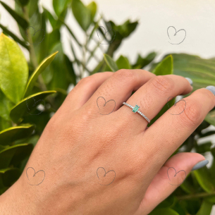 Anel Fileira de Pedras e Baguete Esmeralda e Diamantes Ouro Branco 18k