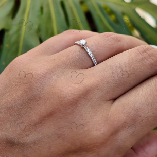 Anel Solitário Detalhe Coração Cravejado com Zirconias Em Ouro Branco 18k
