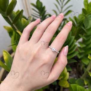 Anel Solitário 5mm Central e Pedras Laterais Diamante Moissanita Ouro 18K