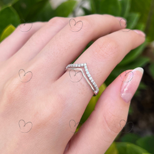 Anel V Dois Aros com Diamantes Moissanita Ouro 18K